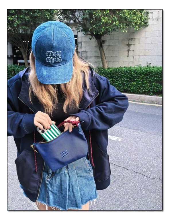 최신으로 보여주는 미우미우 개버딘 파우치 일년내내 함께할 수 있는 mini bag