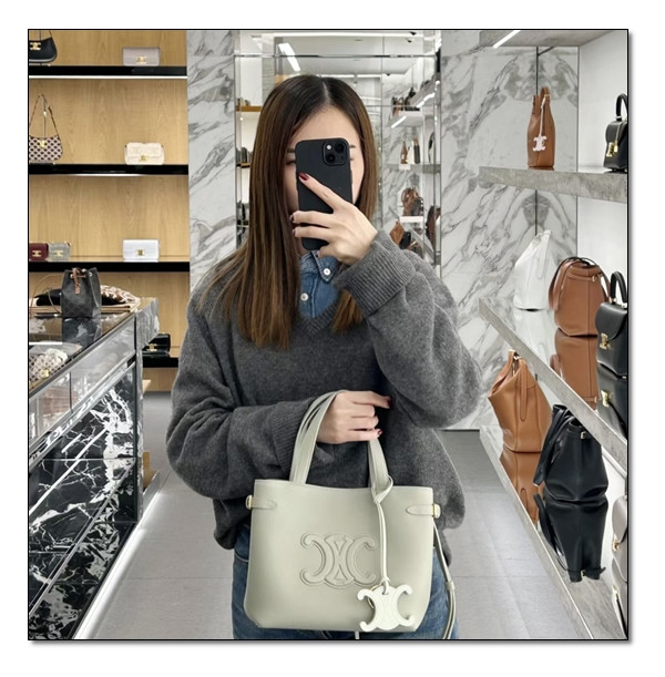 새롭고 솔직한 연출을 위한 셀린느 아나이스 미니로 데일리한 매.력을 느껴보아요.