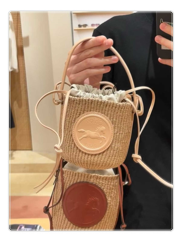 기분까지 가벼워지는 끌로에 버킷백 호스 메달 바스켓 짜임이 돋보여요^^