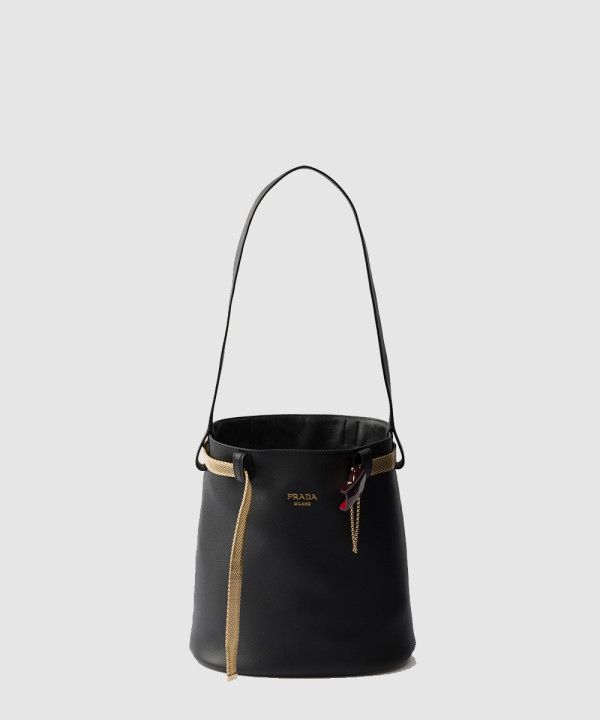 [PRADA-프라다] 주얼리 벨트가 달린 가죽 버클 버킷 백 1BE085